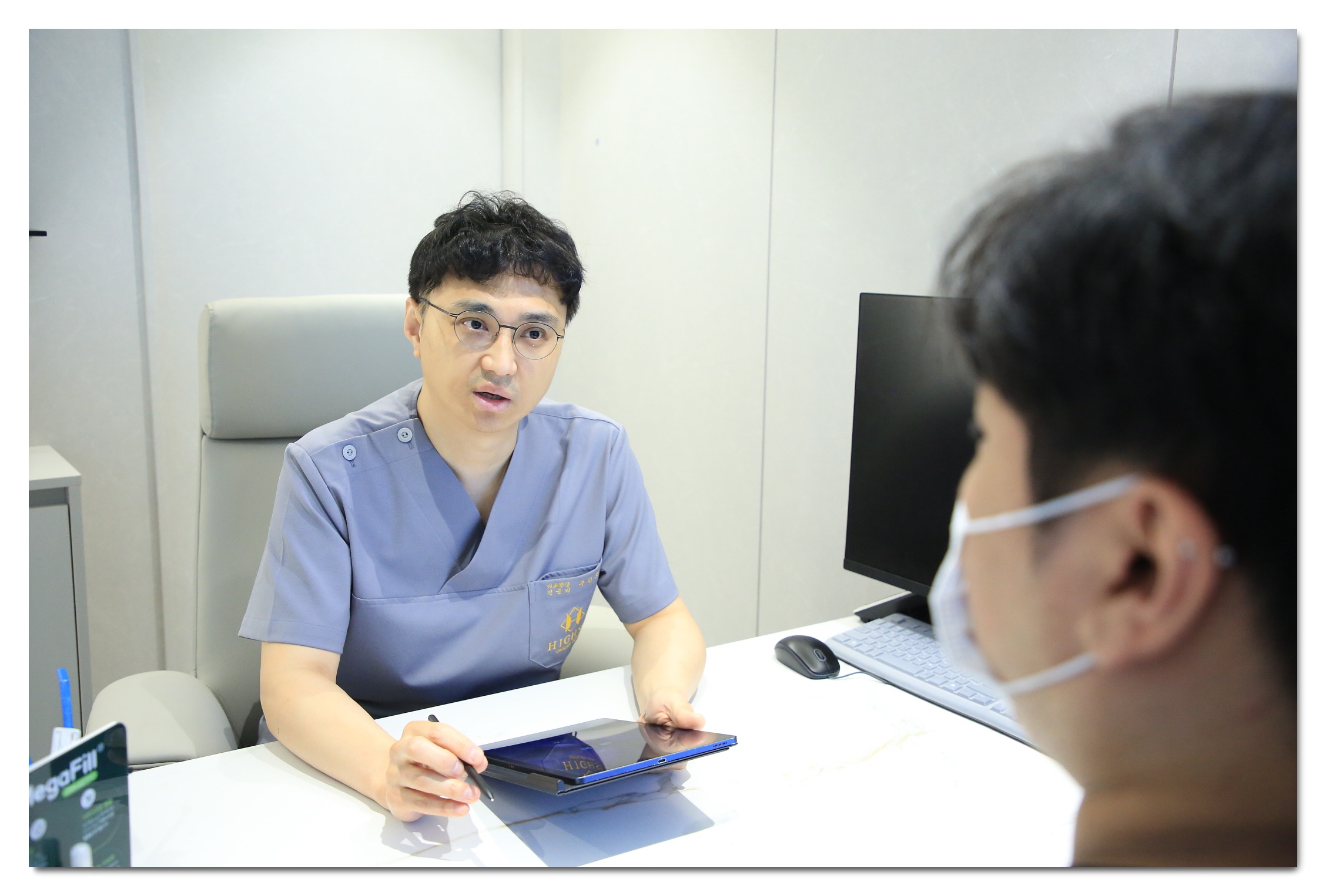 조루증 치료 조루증 치료 전 원인과 방식에 관해 안내중인 하이스트비뇨기과 의사