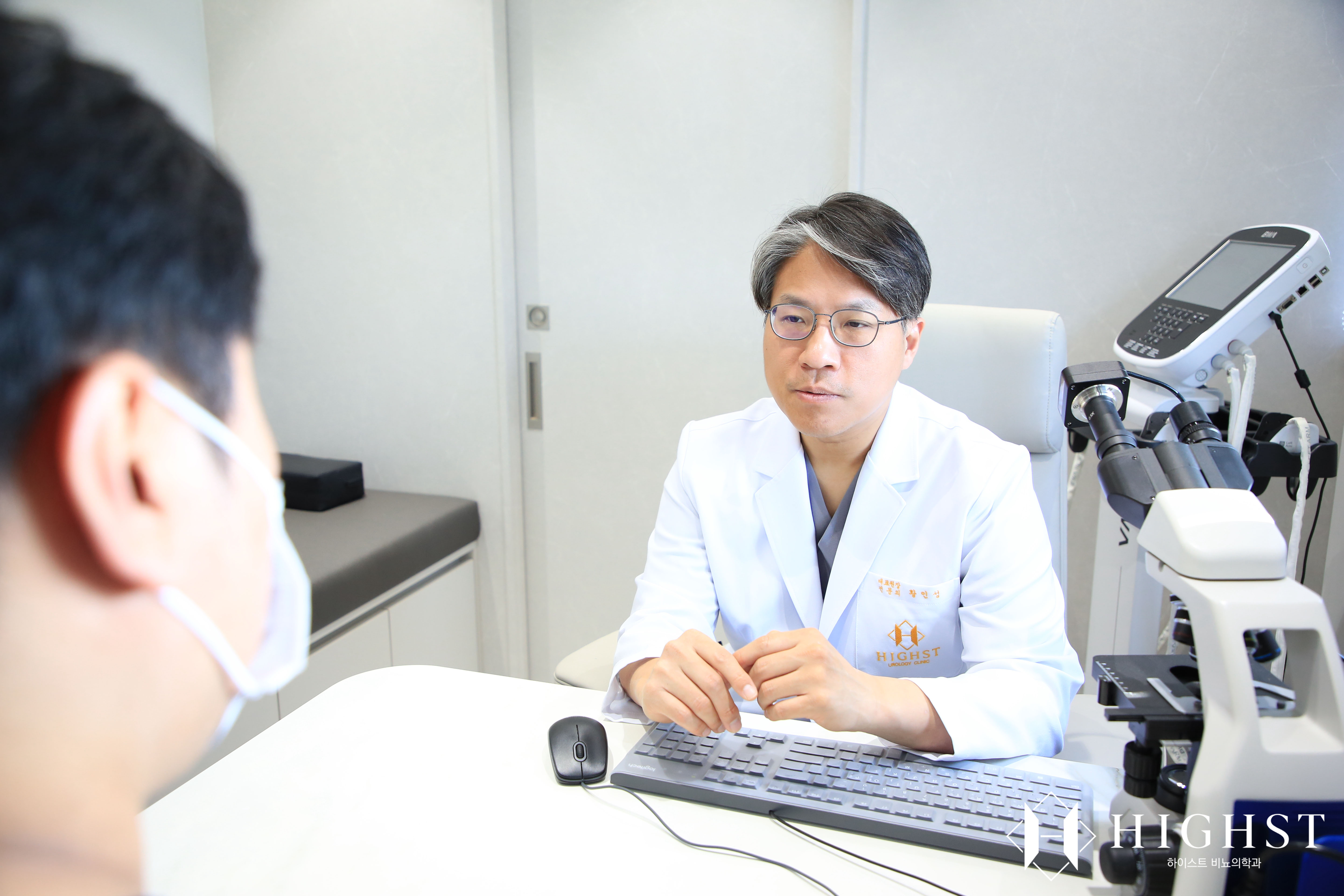 치료스토리 - 여름철 유독 신경 쓰이는 여유증, 왜 '제거'보다 '라인'이 중요할까요? [하이스트칼럼]